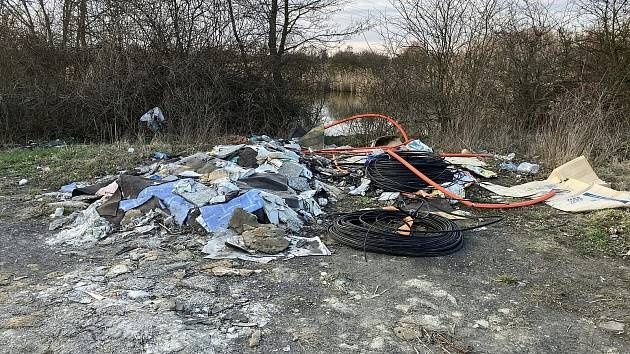 Hrůza u Vrbice: dobrovolníci posbírali tuny odpadu, nestačily ani kontejnery